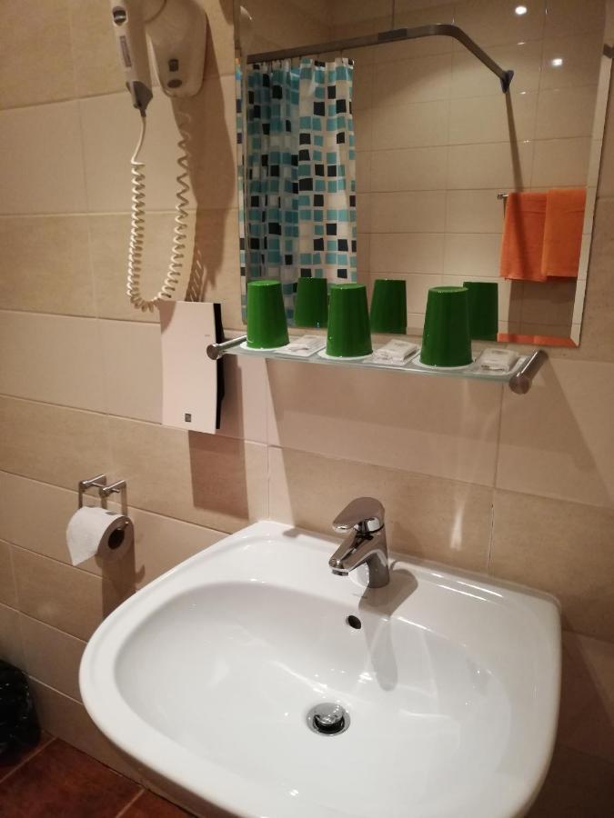 Rederi Hotell Roja Exteriör bild