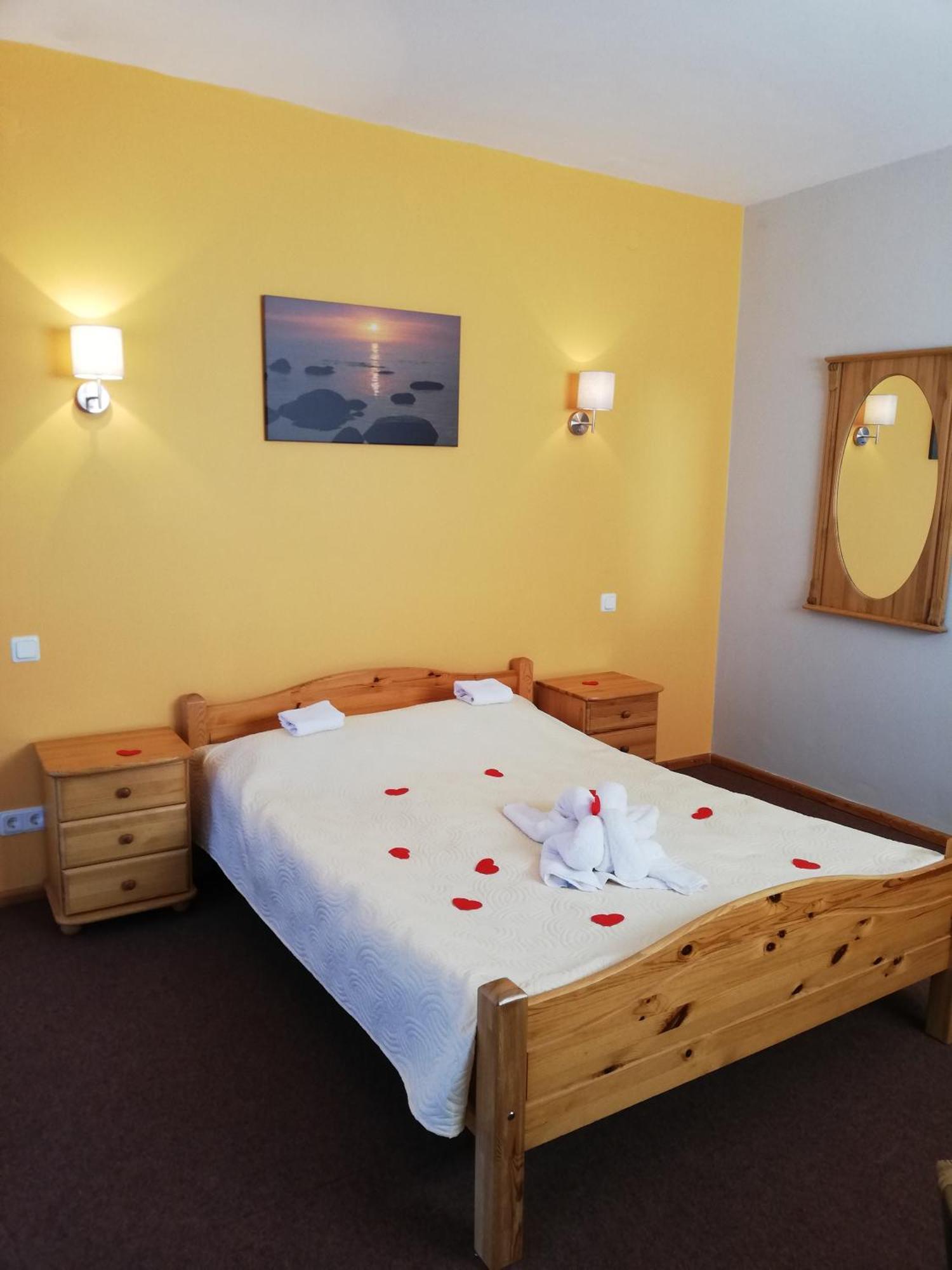 Rederi Hotell Roja Exteriör bild
